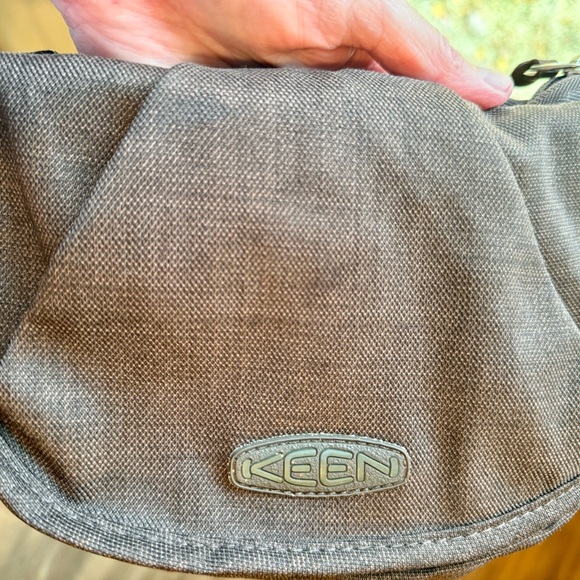 Keen Montclair Crossbody Bag EUC - Picture 2 of 8